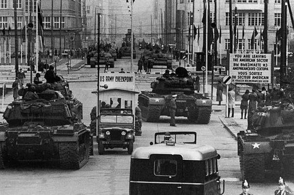 Checkpoint Charlie (foto da Historia)