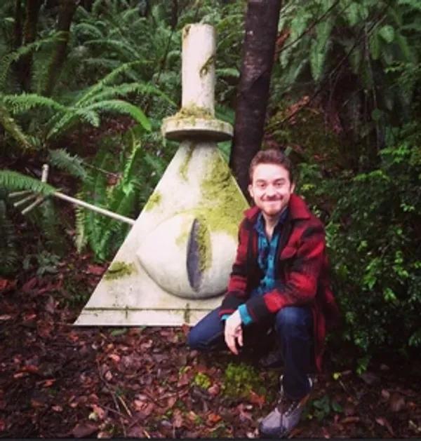  la statua reale dell'antagonista della serie Bill Cipher e' situata proprio in una foresta a Reedsport